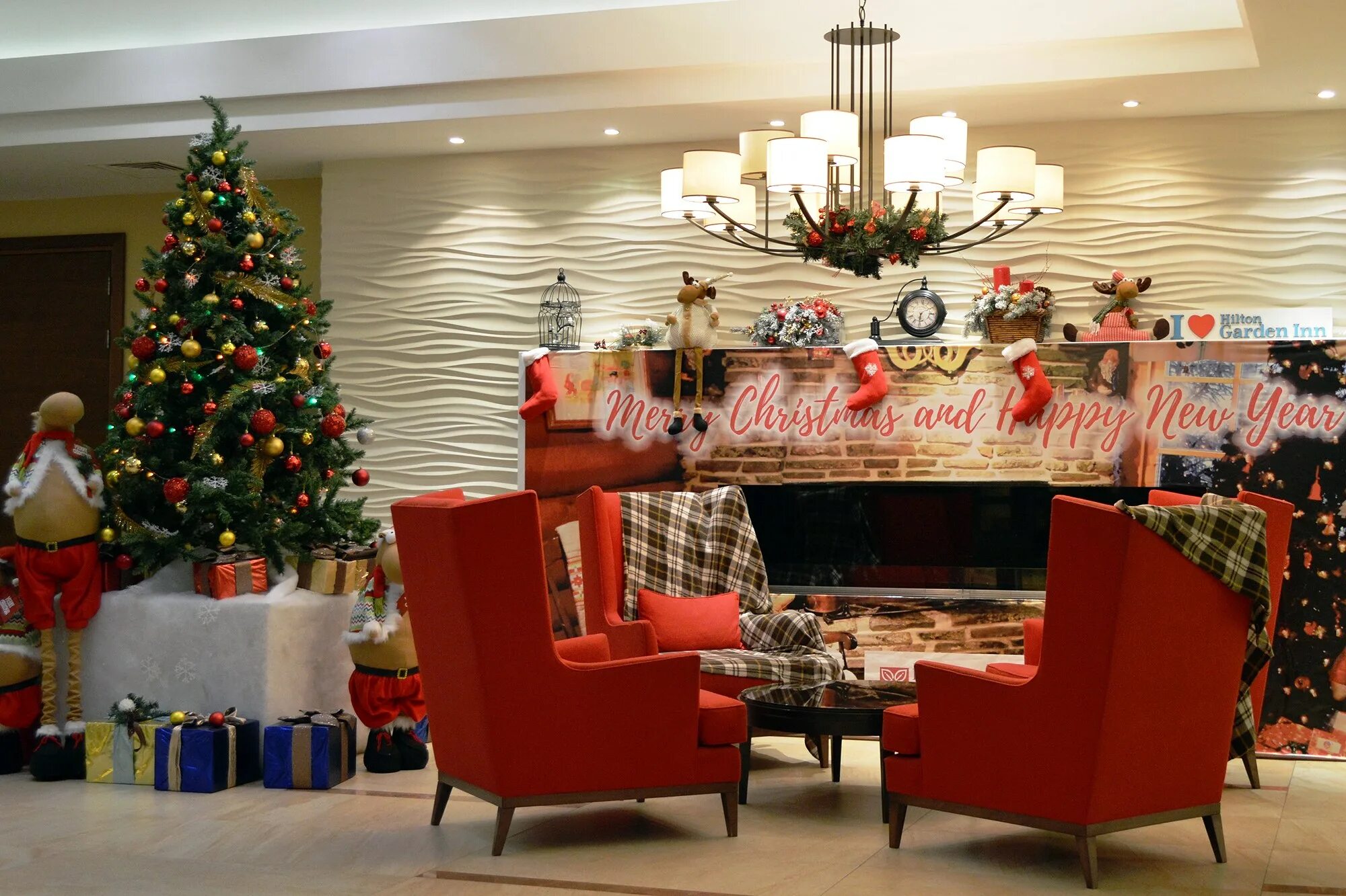 Новогодний декор салона красоты. Шевроле лачетти салон мерседес. Украшение салона красоты на новый год. Украшение магазина к новому году. Мебель новый год.