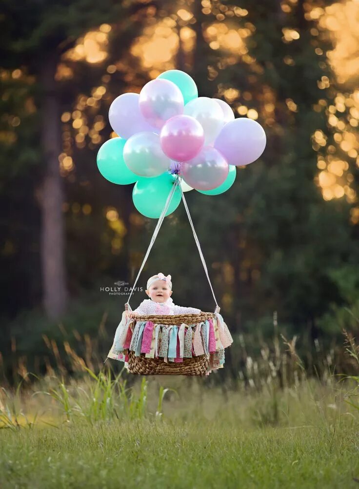 Корзина с шарами для фотосессии. Фотосессия на воздушном шаре детская. Фотозона на природе на день рождения. Фотосессия с воздушными шариками. Детский день рождения на природе идеи.