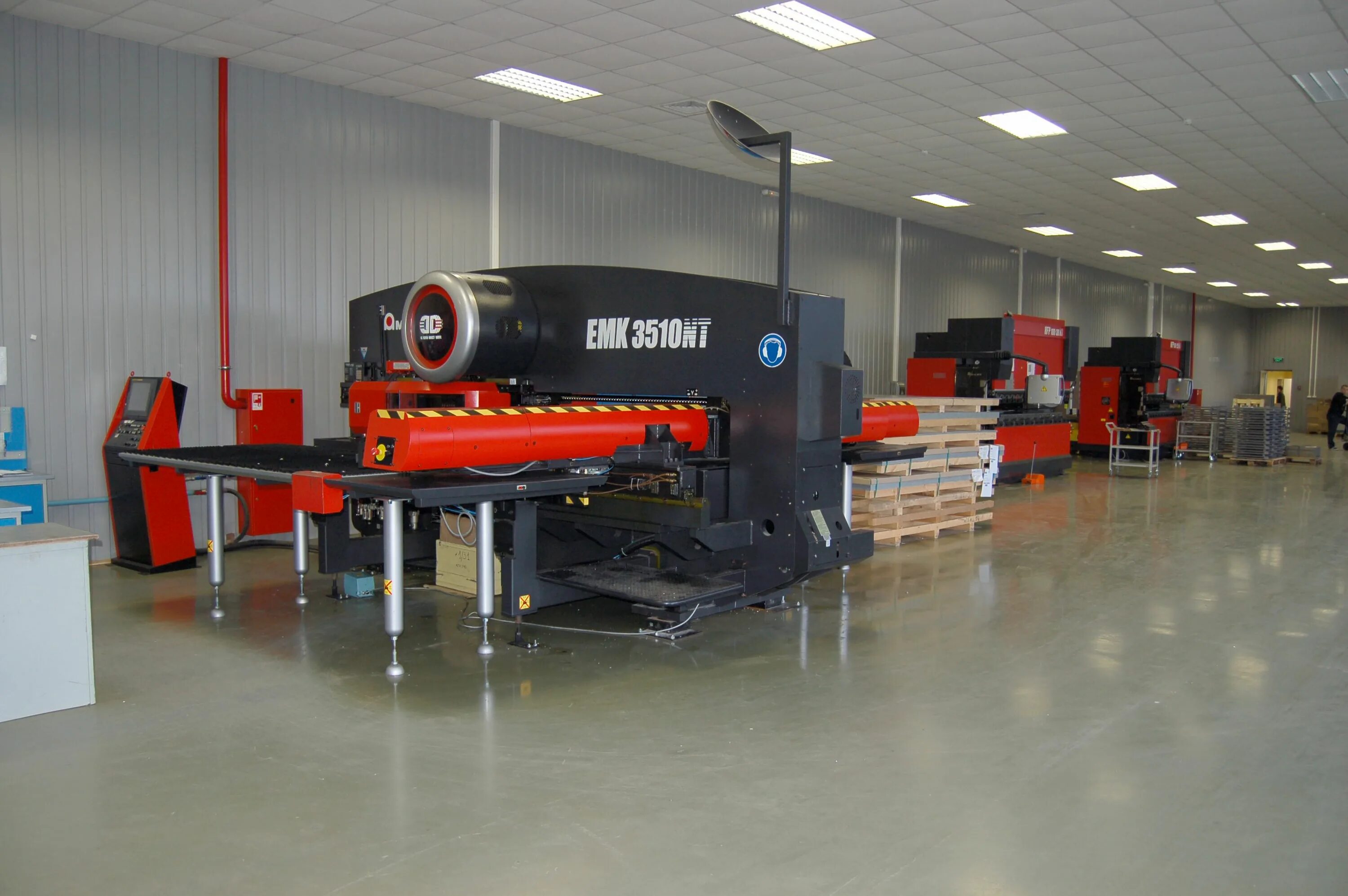 участок шлифовки. участок шлифовки. шлифовальный участок. плоскошлифовальный станок по металлу лш 3060ф2. универсальный круглошлифовальный станок 3у131.