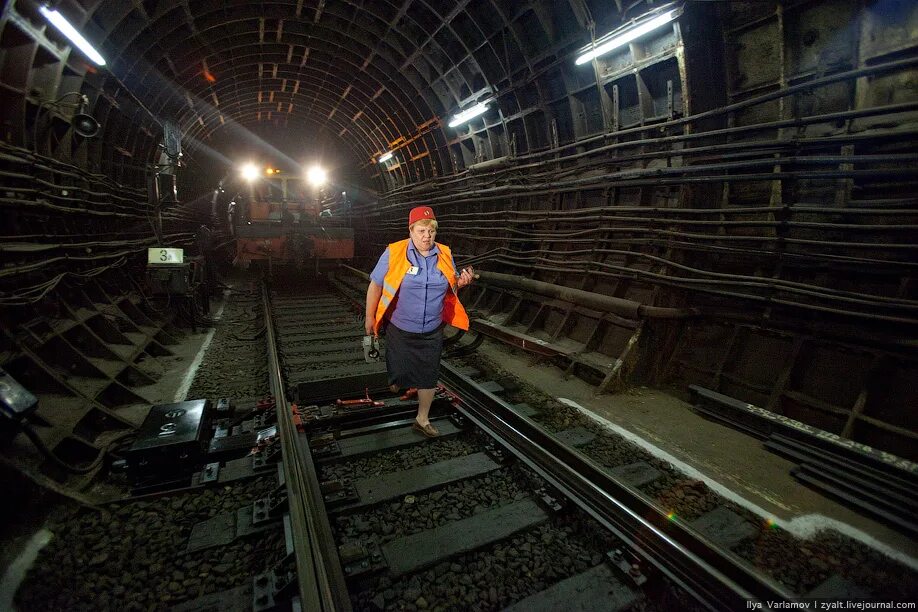 Рабочие в метро ночью. Метро-2 в Москве. Работа ночью в метро. Копка Московского метро.