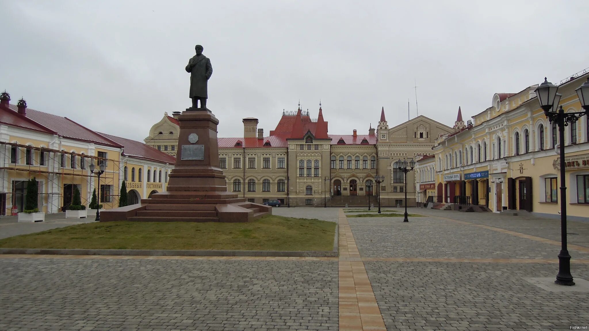 Сайт г рыбинск. Город Рыбинск Ярославской области. Рыбинск достопримечательности. Рыбинск площадь. Памятник в Рыбинске на набережной.