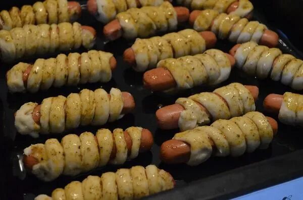 Сосиска в тесте. Сосиски в духовке сколько градусов. Сосиска в тесте в духовке на противне. Сосиски в духовке сколько градусов. Сосиски в тесте на фольге.