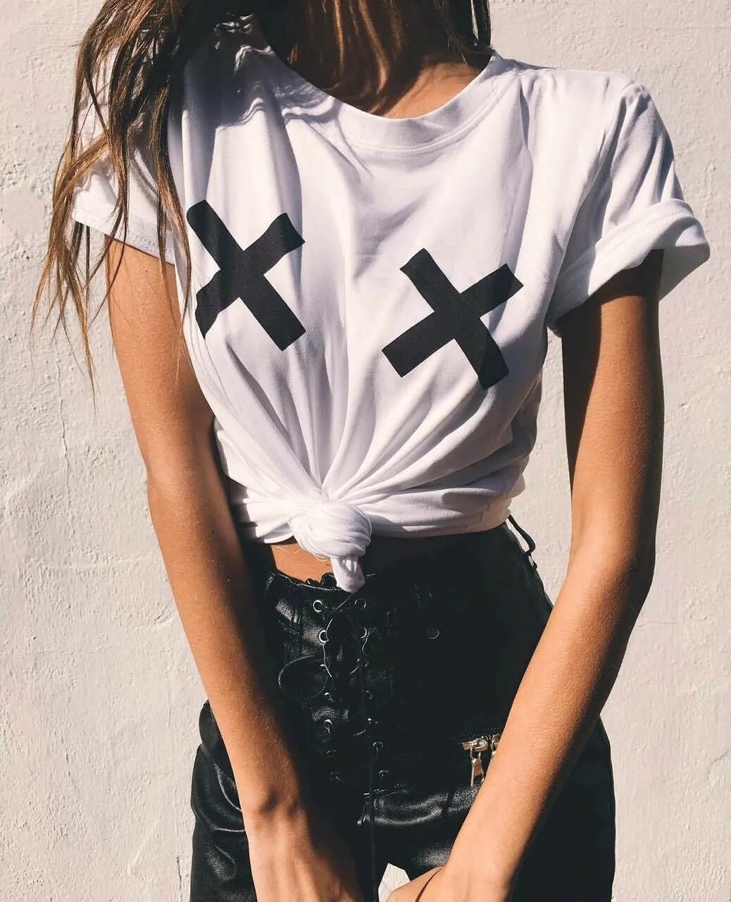 Футболка женская модная. Футболка женская. Крутые женские футболки. Майки женские модные. Красивая девушка в футболке.