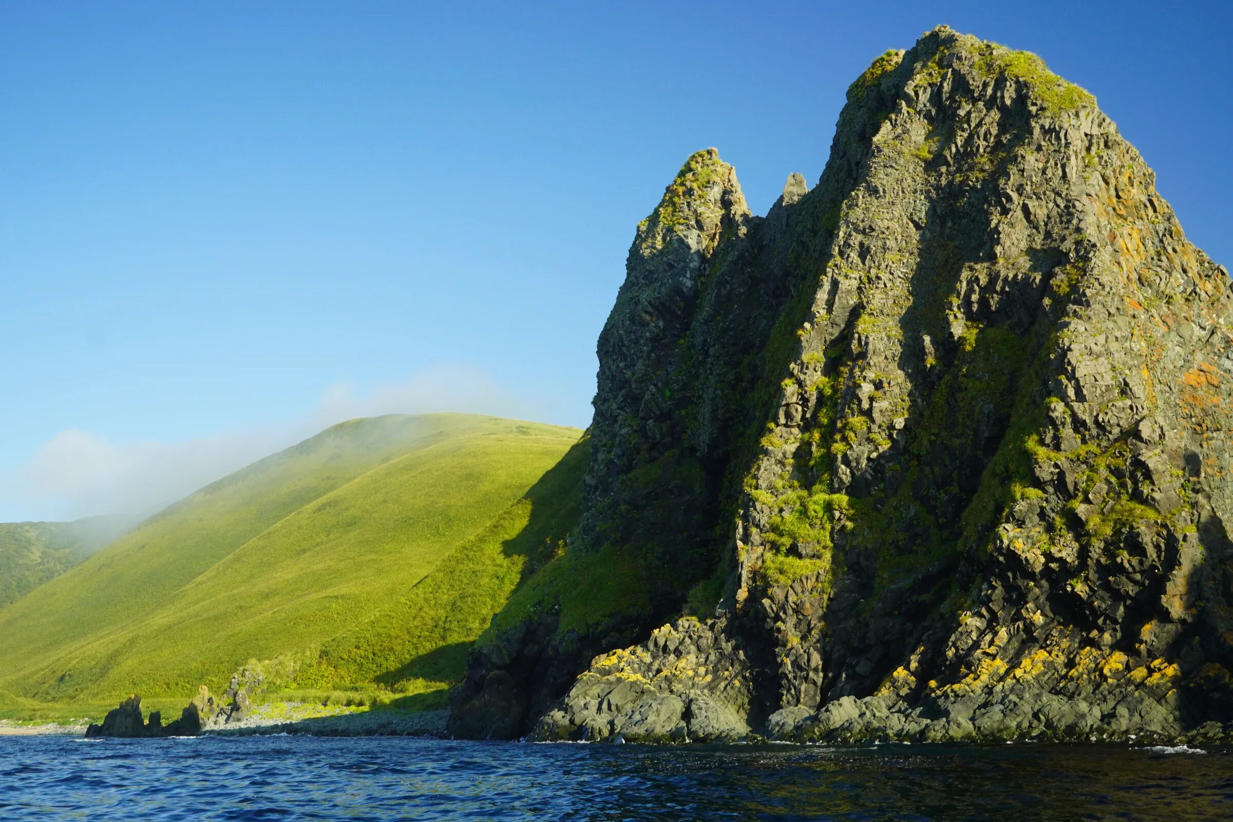 Остров Уруп Курильские острова. Остров Уруп Курильской гряды. Остров Уруп скала. Восточный Бастион курильская гряда.