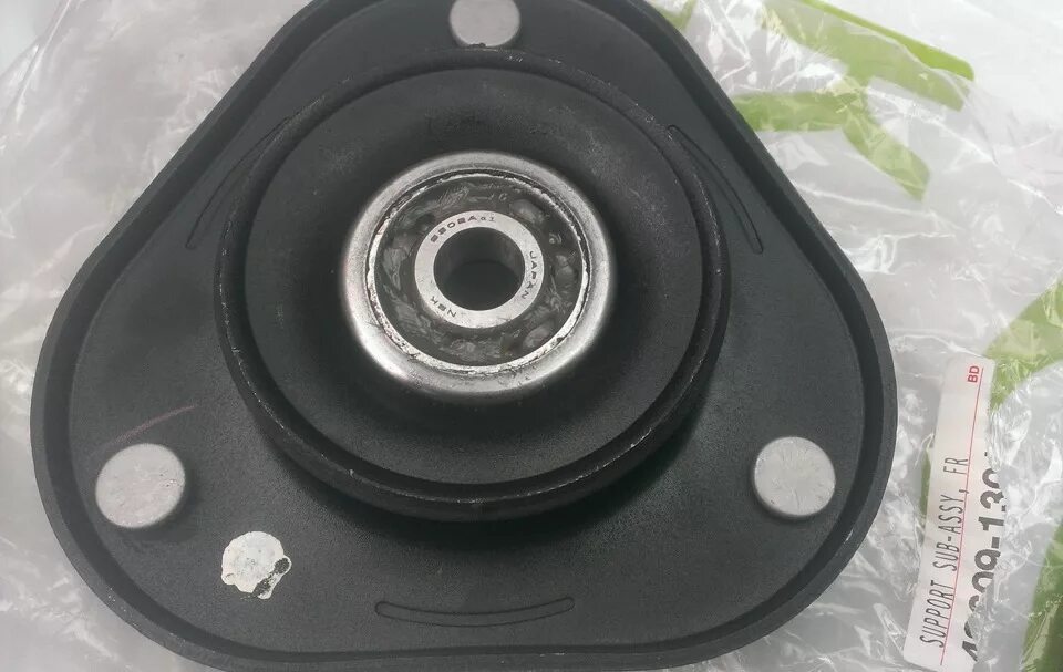 Опорный подшипник камри 55. Тойота королла 150 опорный подшипник стойки. Опорники на тойоту. Опорники toyota corolla 150. Опорный подшипник тойота камри 30.