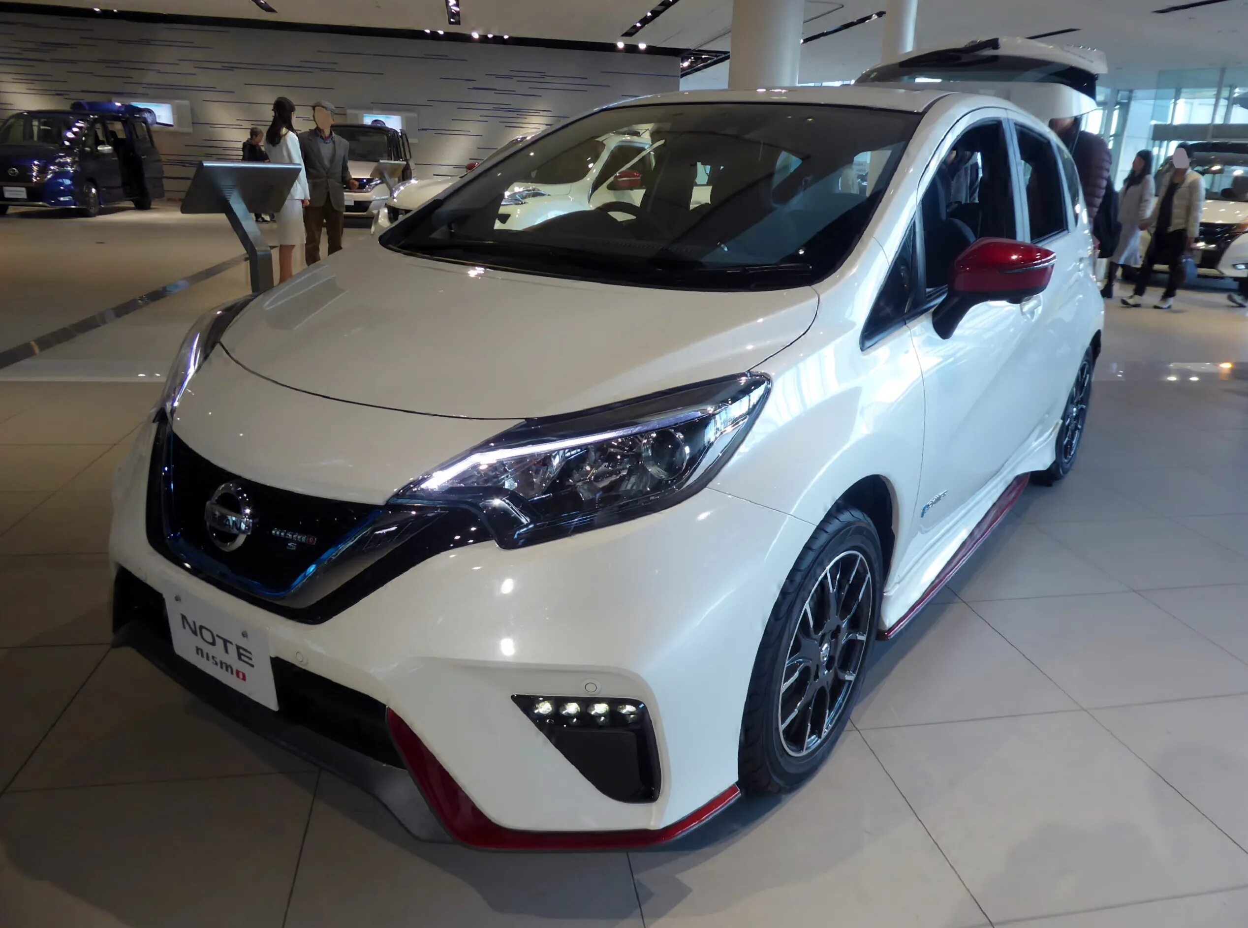 Ниссан пауэр гибрид. Nissan Note e-Power Nismo. Nissan Note e-Power Nismo 2020. Nissan Note e Power e12 Nismo. Nissan Note e-Power 2018.