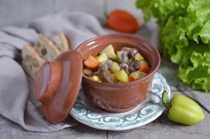 Куриные желудки в горшочках в духовке. Жаркое с куриными потрошками. Куриные желудки в горшочках. Жаркое варадо де франчо. Горшочки с мясом и картофелем.