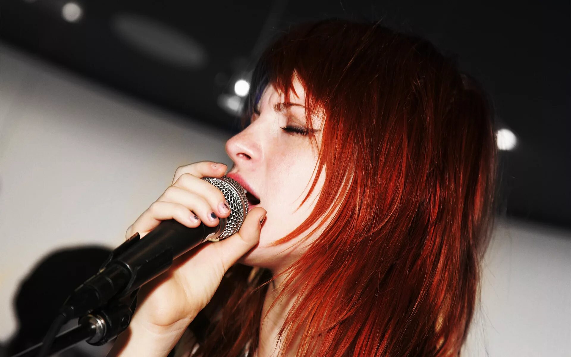 Поющий волос. Paramore вокалистка 2020. Хейли Уильямс с красными волосами. Hayley Williams группа. Hayley Williams 2005.