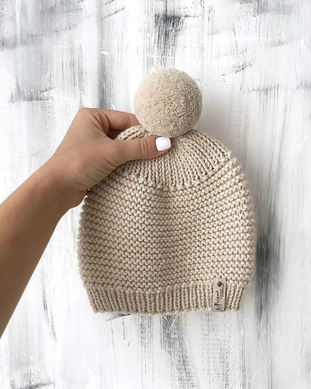 шапка из мягкой пряжи. объемные шапки для женщин. шапка с помпоном. вязаные шапки толстая пряжа. пряжа ализе пуффи шапка.