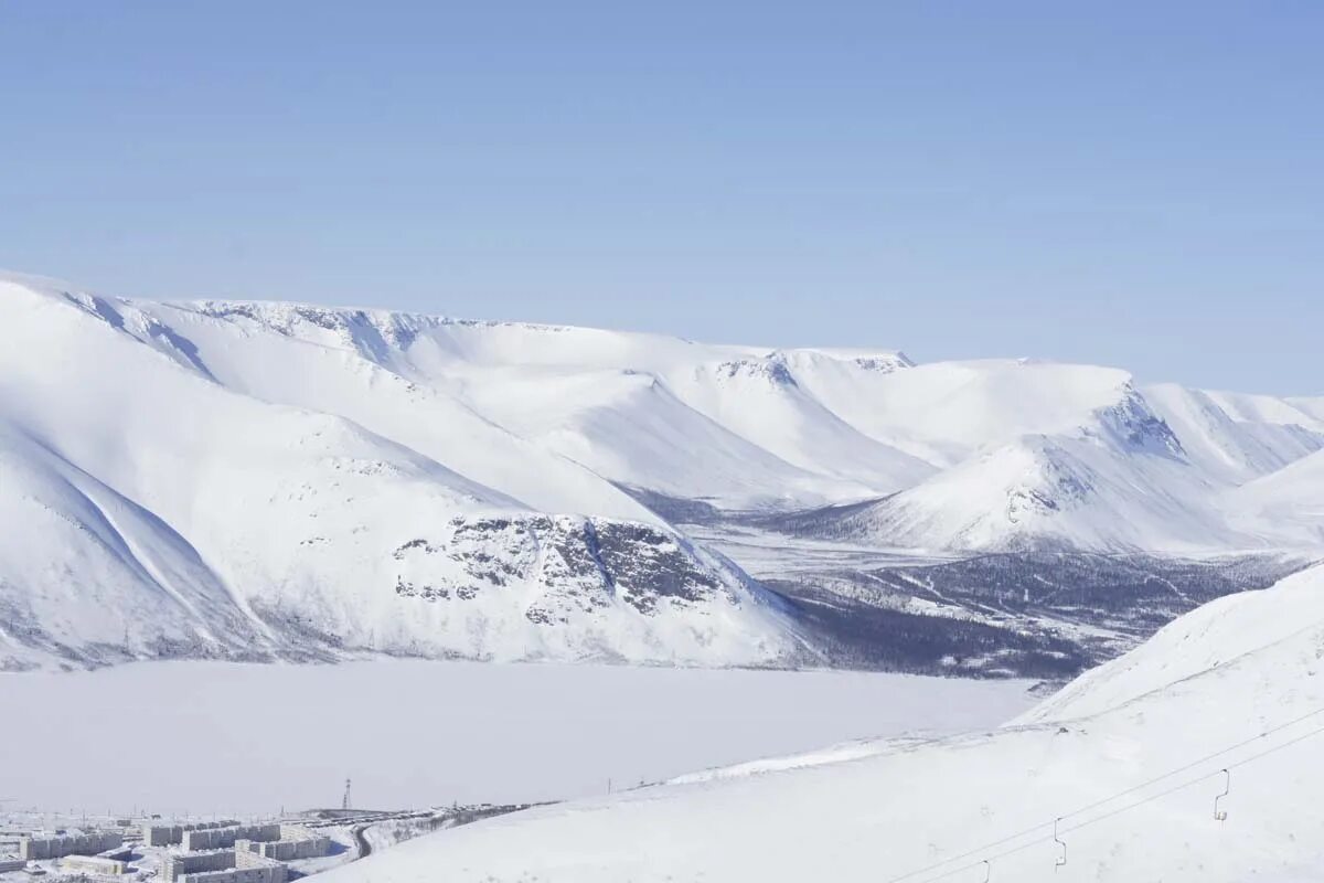 Кировск гора Айкуайвенчорр. Гора Айкуайвенчорр Мурманская. Кировск Мурманская область гора Айкуайвенчорр. Южный склон Айкуайвенчорр. Айкуайвенчорр горнолыжный курорт