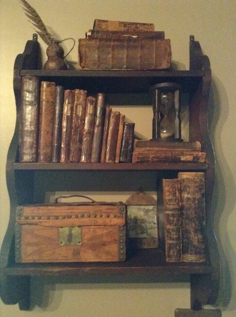 Книжные полки старинные. Старинный книжный стеллаж. Старинный стеллаж с книгами. Полка со старинными книгами.