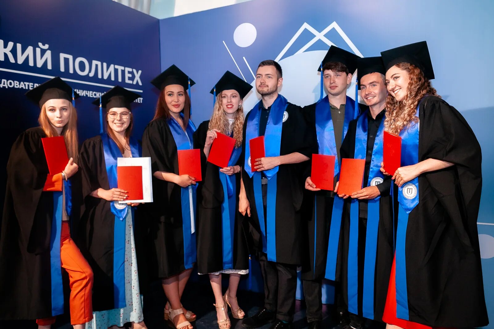 Студенты выпускники. Выпускница вуза благодарит. Выпускница вуза благодарит. Выпускники университета. Выпускники университета.