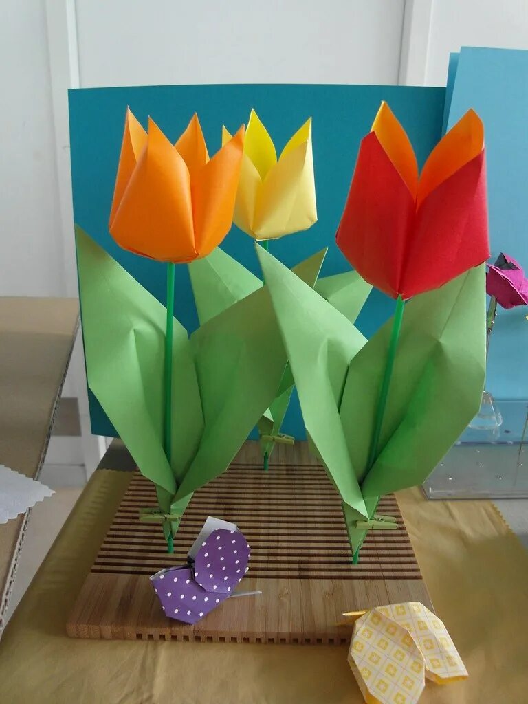 Весеннее оригами. Конструирование цветы. Оригами на весеннюю тему. Весенняя поделка из оригами.