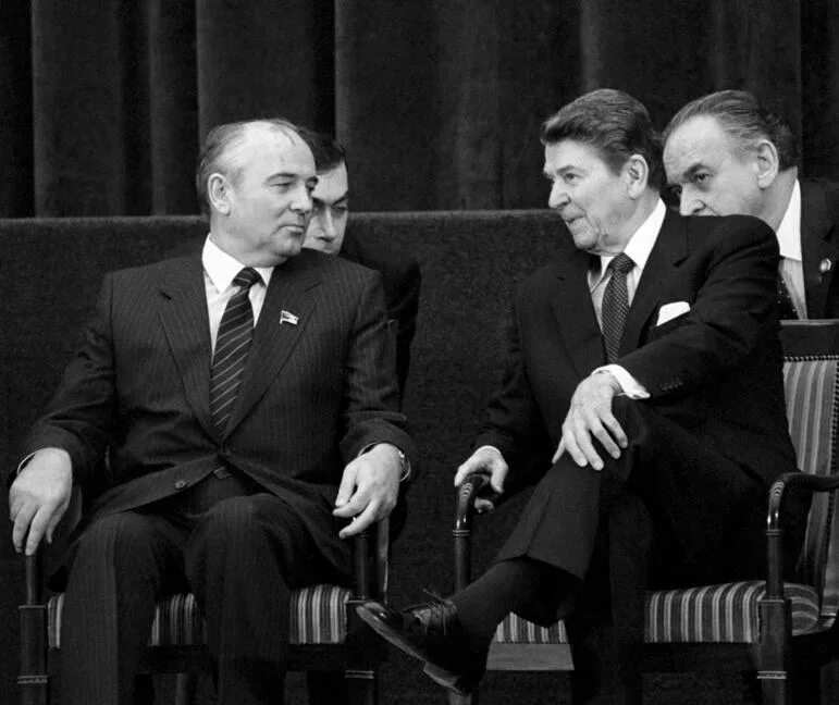 Буш и горбачев 1991. Встречи горбачева с президентами сша. Рейгана в 1986 г. Президенты вместе. Горбачёв рейган рейкьявик 1986.