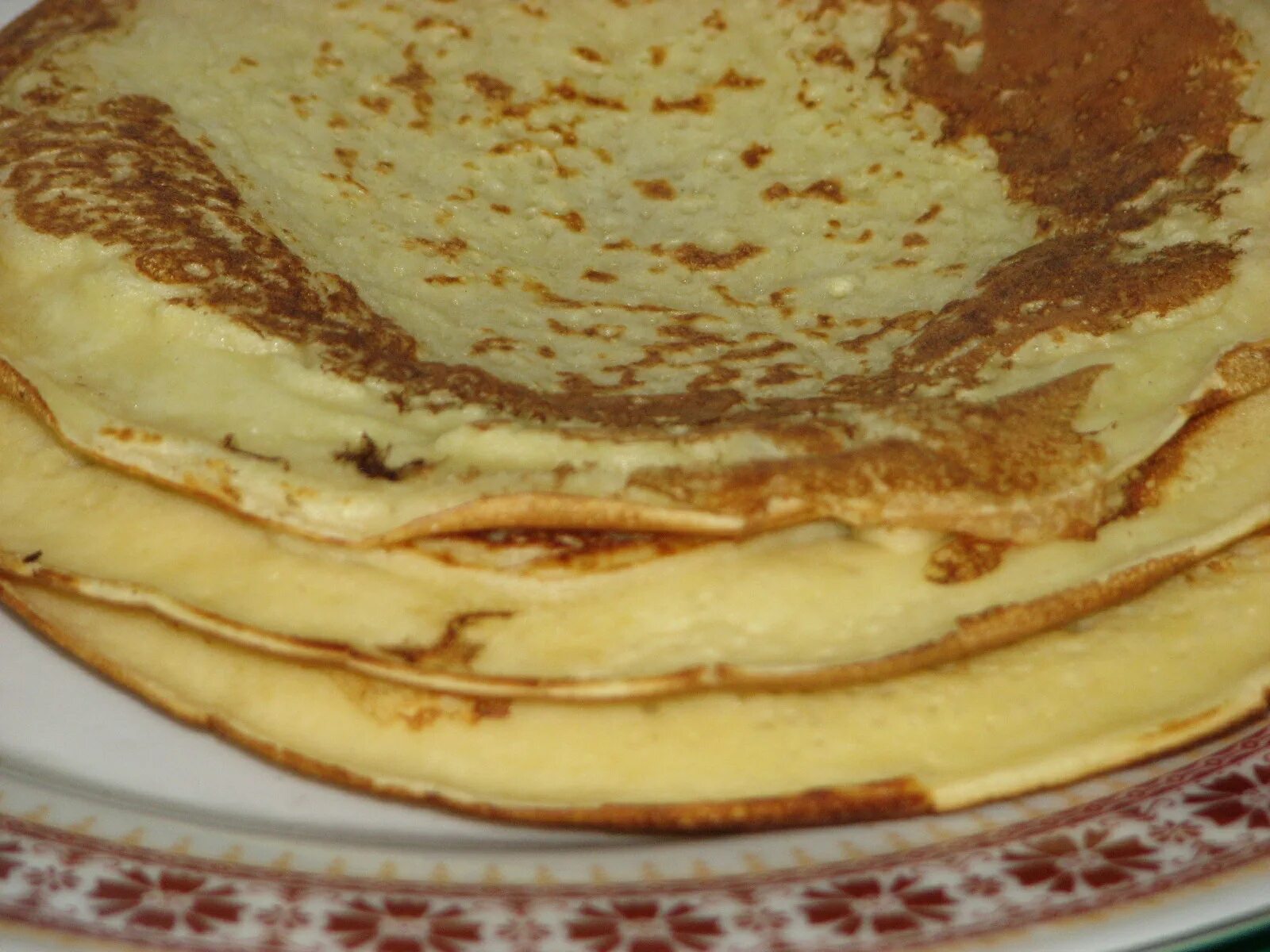 Оладьи без глютена на тарелке. Блины 7 say. Красивые блины на масленицу. Блинчики на молоке скаптошкой. Блины 7 say.