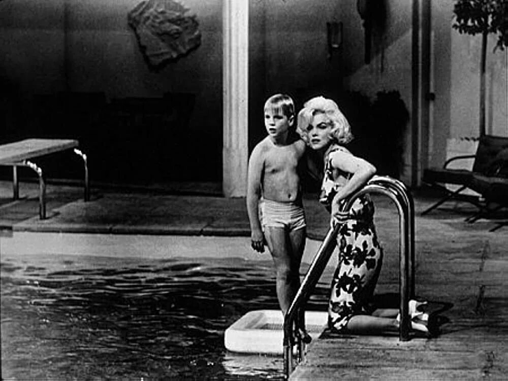 Something got to give. Паула Монро. Мэрилин бассейн 1962. Мэрилин Монро в бассейне 1962.