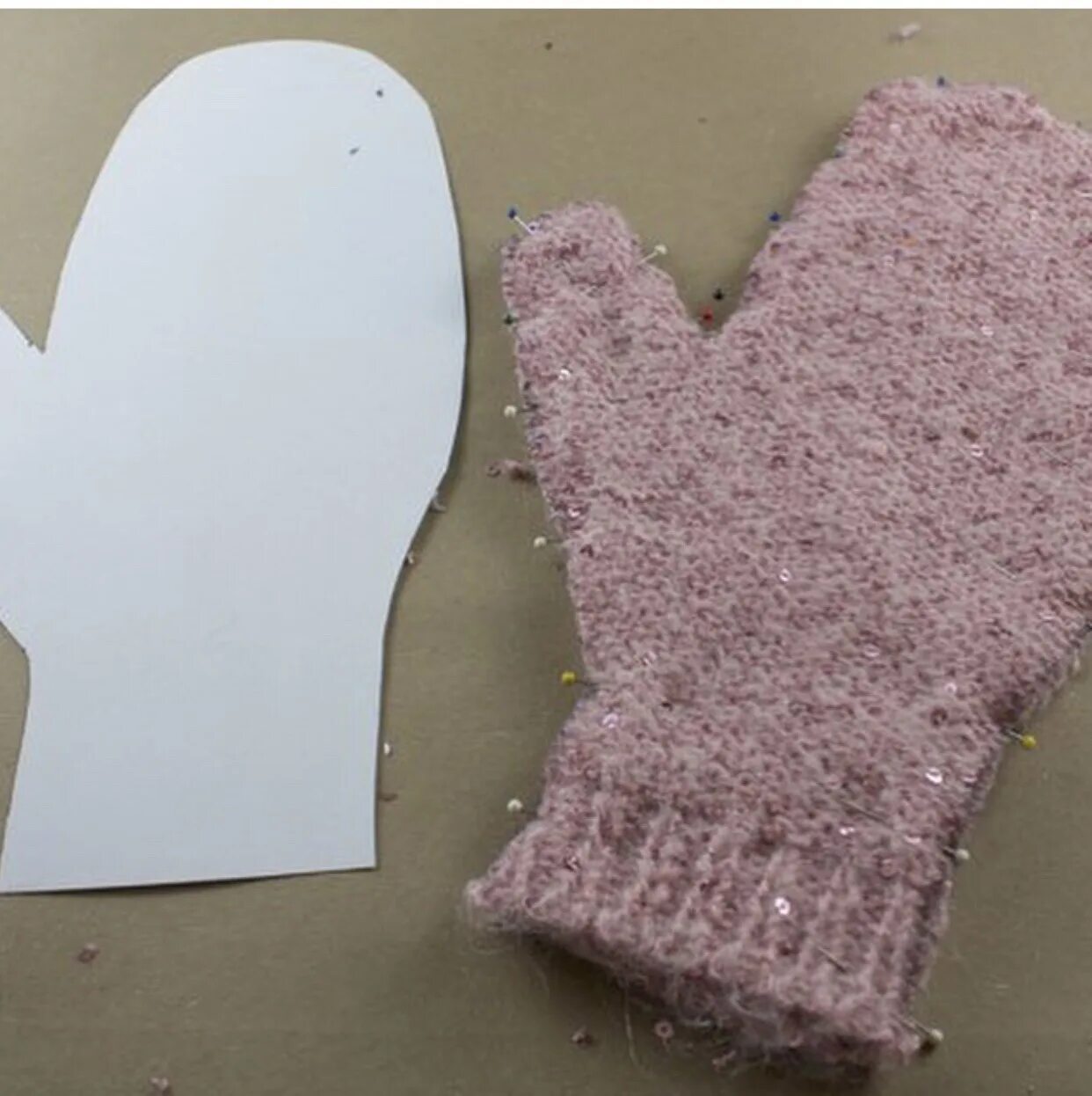 Варежки поделка в садик. Флисовая подкладка для варежек. Лекало варежки. Как сделать варежки. Шапку и варежки из старых вещей.