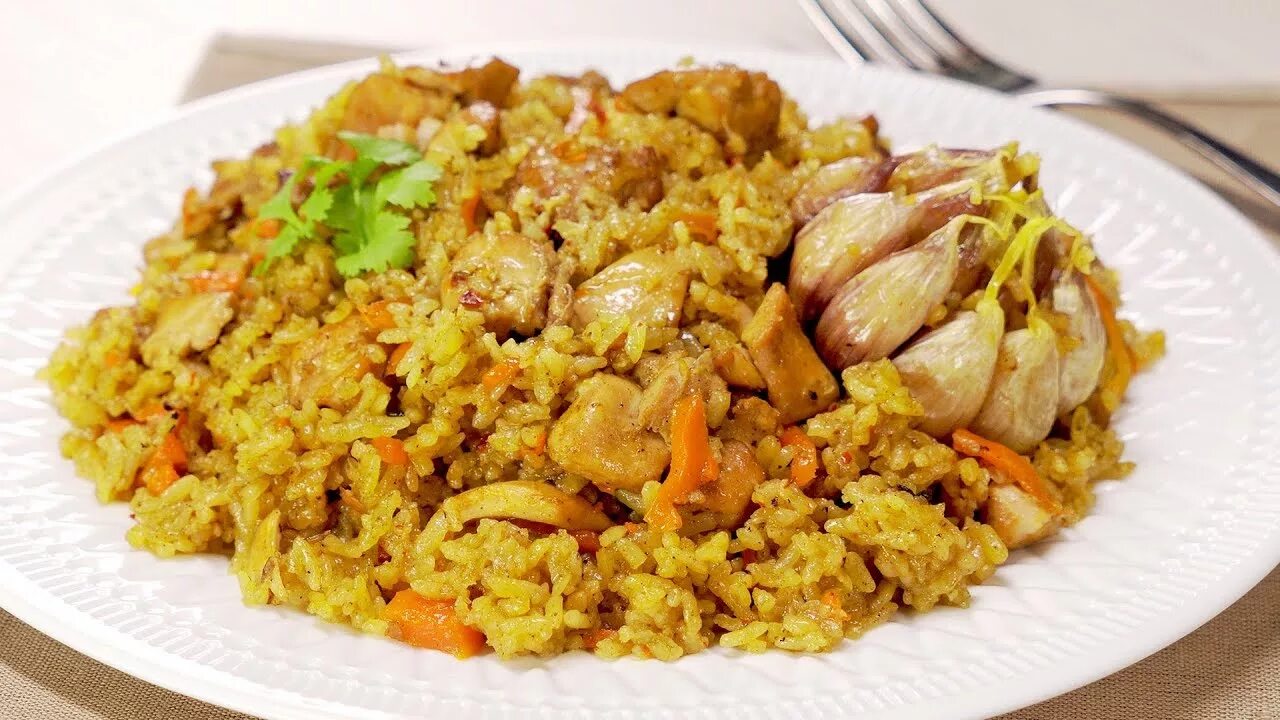 Рассыпчатый рис с курицей. Plov узбекский. Плов с курицей. Плов куриный. Узбекский плов с курицей.