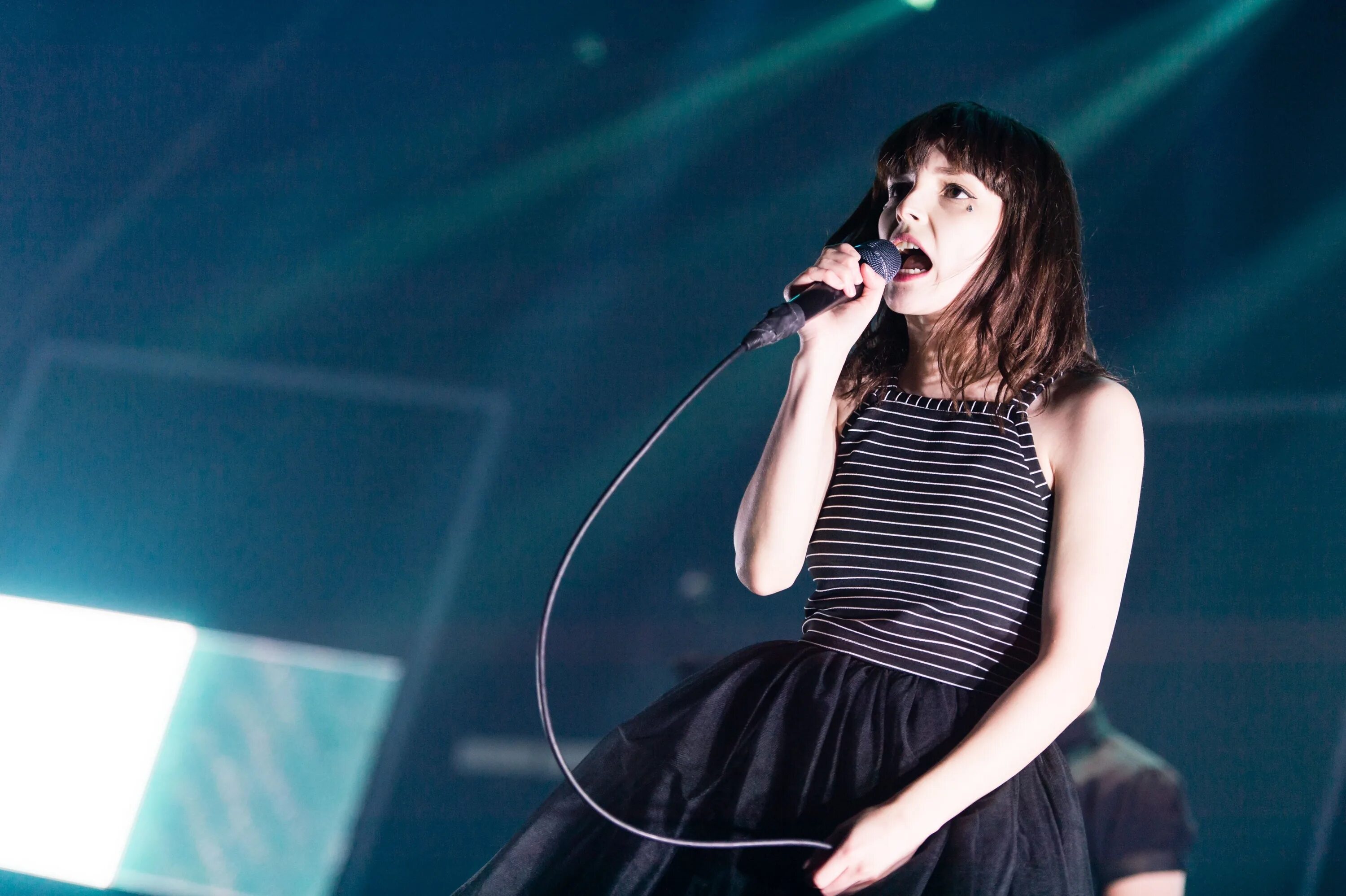 Группа chvrches. Группа chvrches. Chvrches вокалистка. Музыка chvrches. Chvrches.