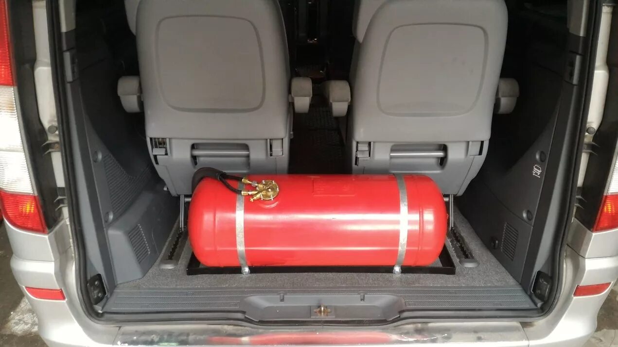 Установка газового оборудования на машину. Метан на гранту лифтбек. Гбо метан гранта. Газ метан авто. Газ 4 поколения баллон в баллон гбо.