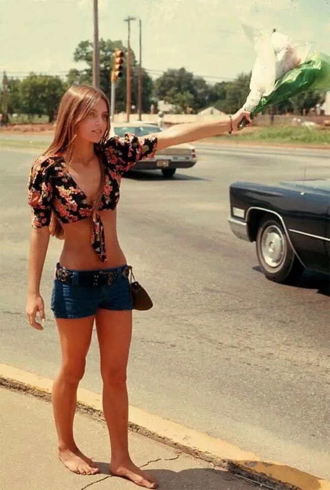 Девушки хиппи 70-х. Американские девушки 70 х. Девушки 70-х годов. Девушки в коротеньких шортах.