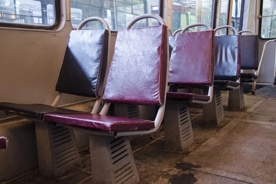 Старые сидушки. Чехословацкий трамвайный вагон сиденья. Сиденья трамвая Татра. Кресло трамвай. Сидушка в трамвае.