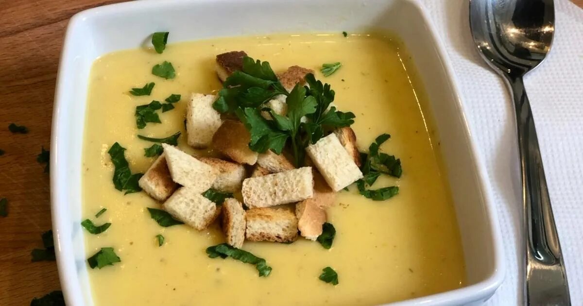 картофельный суп пюре. картофельный суп пюре. суп картошка огурец лук чеснок холодец песня. суп пюре. суп-пюре картофельный с гренками.