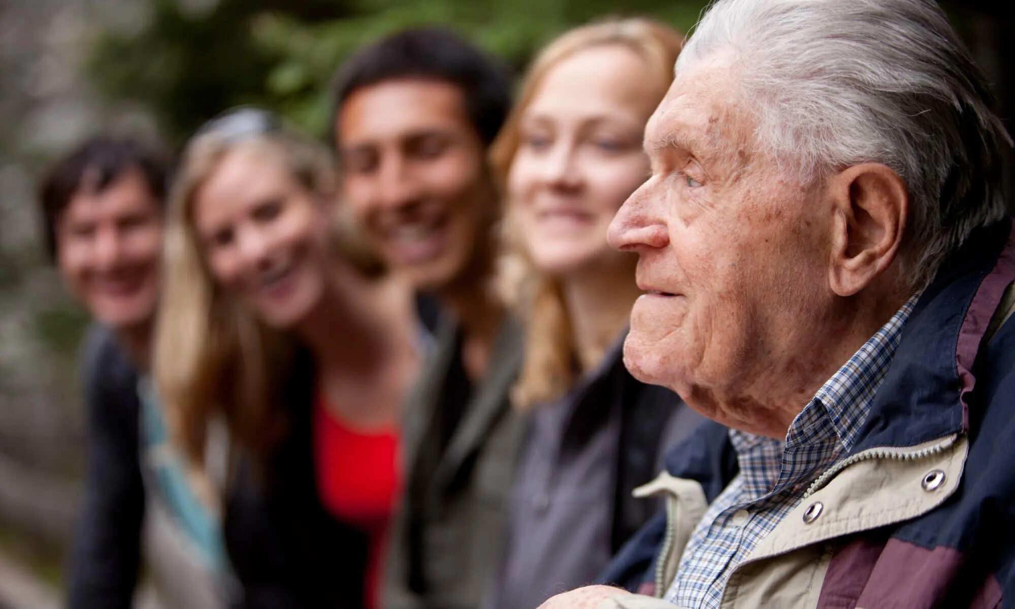 Молодежь и пожилые люди. Общение с пожилыми людьми. Объятия пожилых. Пожилые люди. Молодежь и старшее поколение.