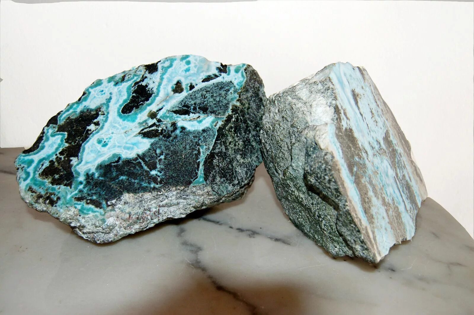 Ларимар минерал. Доминиканская бирюза Ларимар. Пектолит минерал. Ларимар месторождения. Пектолит камень