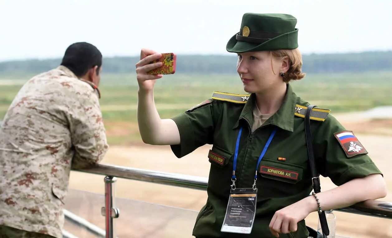 Фото военных телефонов. Военный телефон. Военнослужащие России. Военнослужащий со смартфоном. Солдат с мобильником.