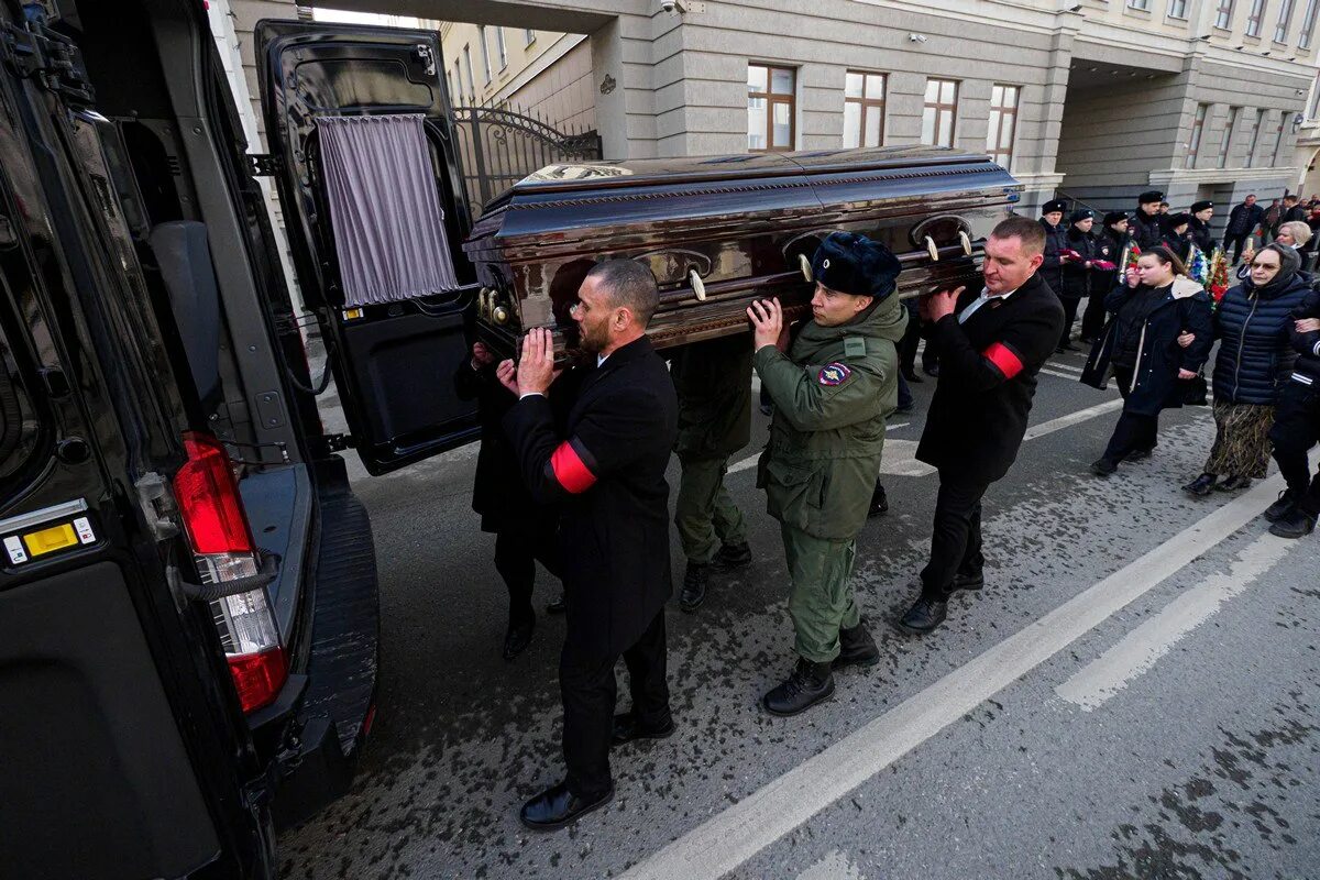 Похоронены в иваново. В Казани простились с бывшим начальником УГРО. Прощание с полковником Ивановым.