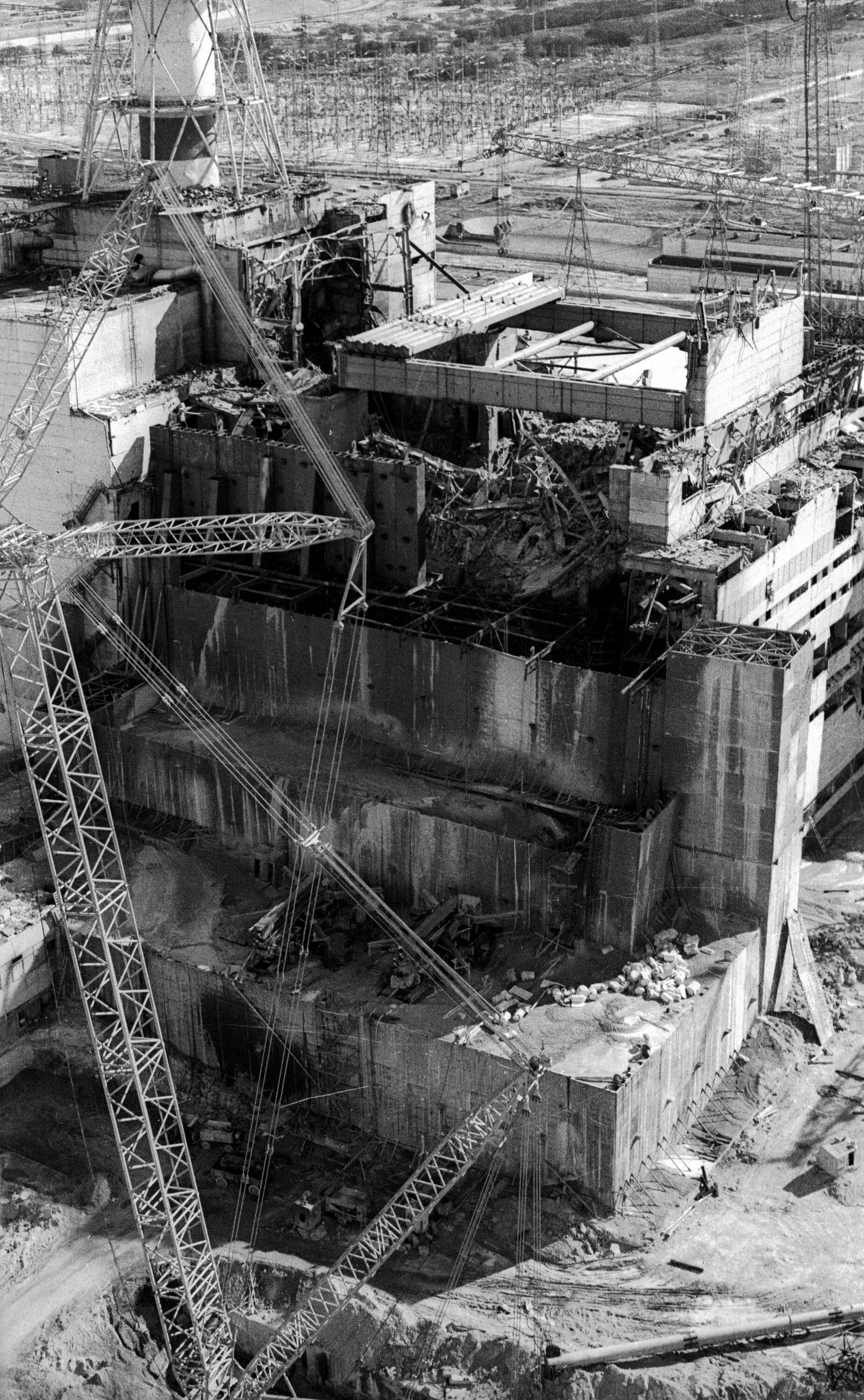 4 Реактор Чернобыльской АЭС. ЧАЭС реактор 1986. Реактор 4 ЧАЭС 1986. Чернобыль ЧАЭС разрушенный реактор. Разрушение аэс