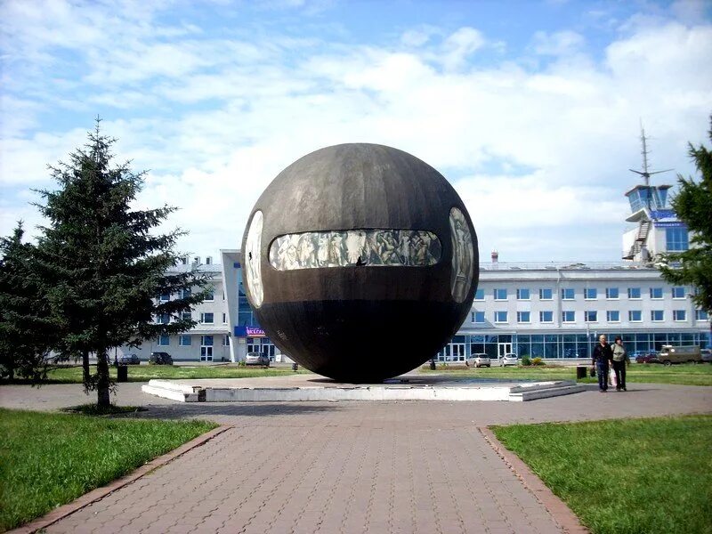 Площадь бухгольца омск памятник. Памятники истории и культуры омска. Памятники истории и культуры омска. Омск площадь бухгольца памятник держава. Памятники истории и культуры омска.