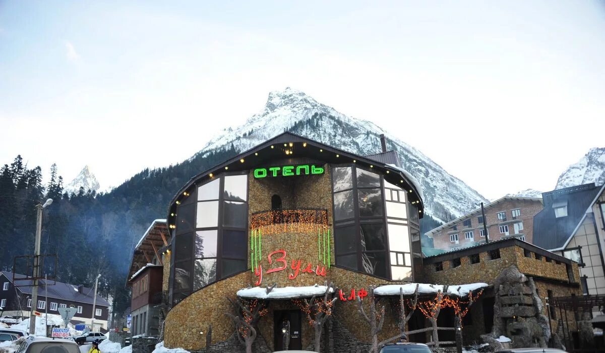 гостицина поселок эльбрус. домбай гостиницы телефон. каприз домбай. гостиница аура домбай. апарт отель вершина домбай фото.