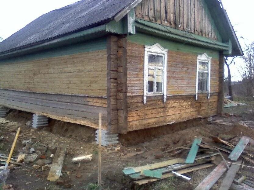 Как отремонтировать фундамент дома. Старый деревянный дом. Реконструкция старого деревянного дома. Отремонтировать фундамент деревянного дома. Фундамент под старый деревянный дом.