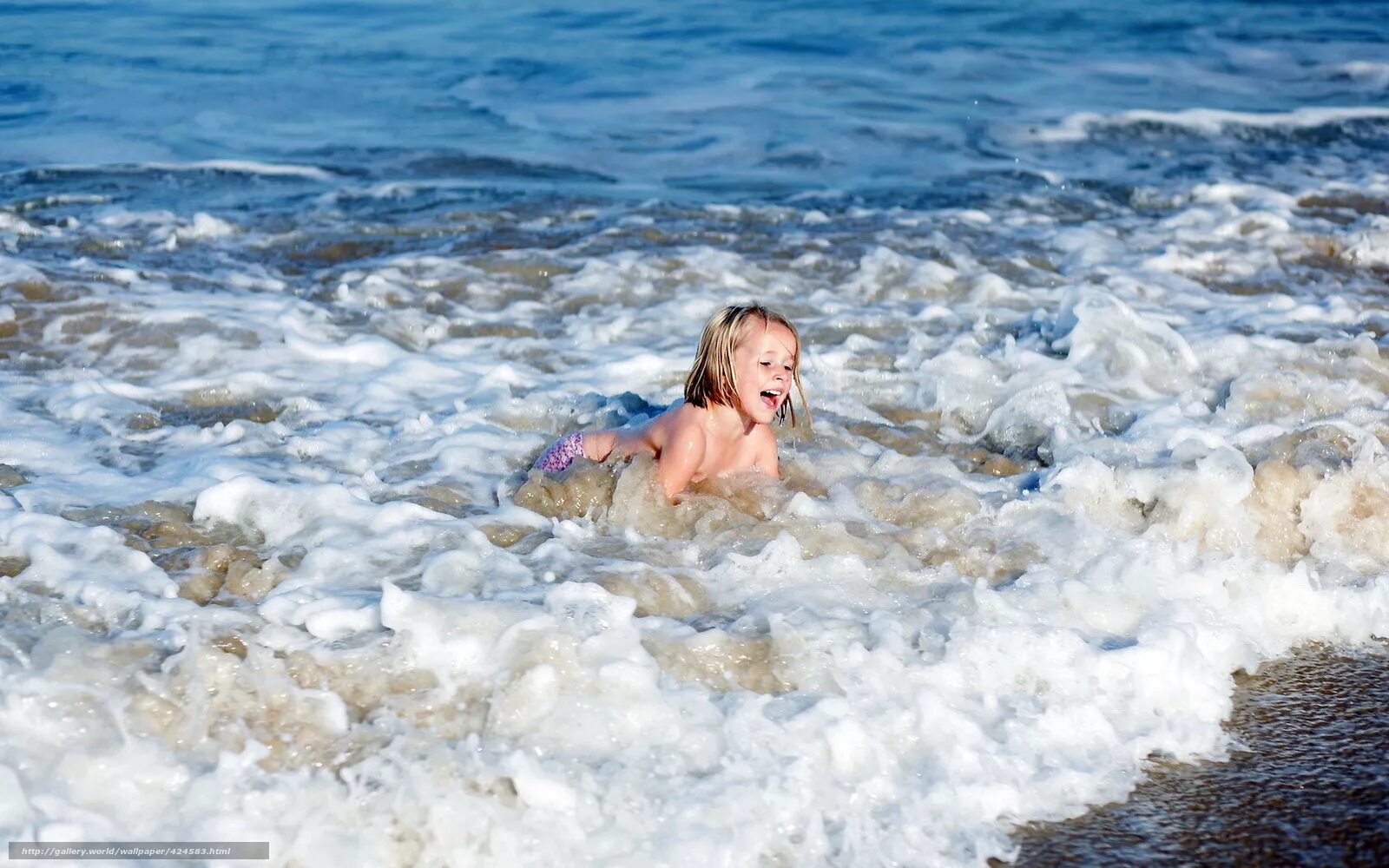 малыши на пляже. девочка на море. жизель итье hot. девочка купается пляже. на пляже купание.