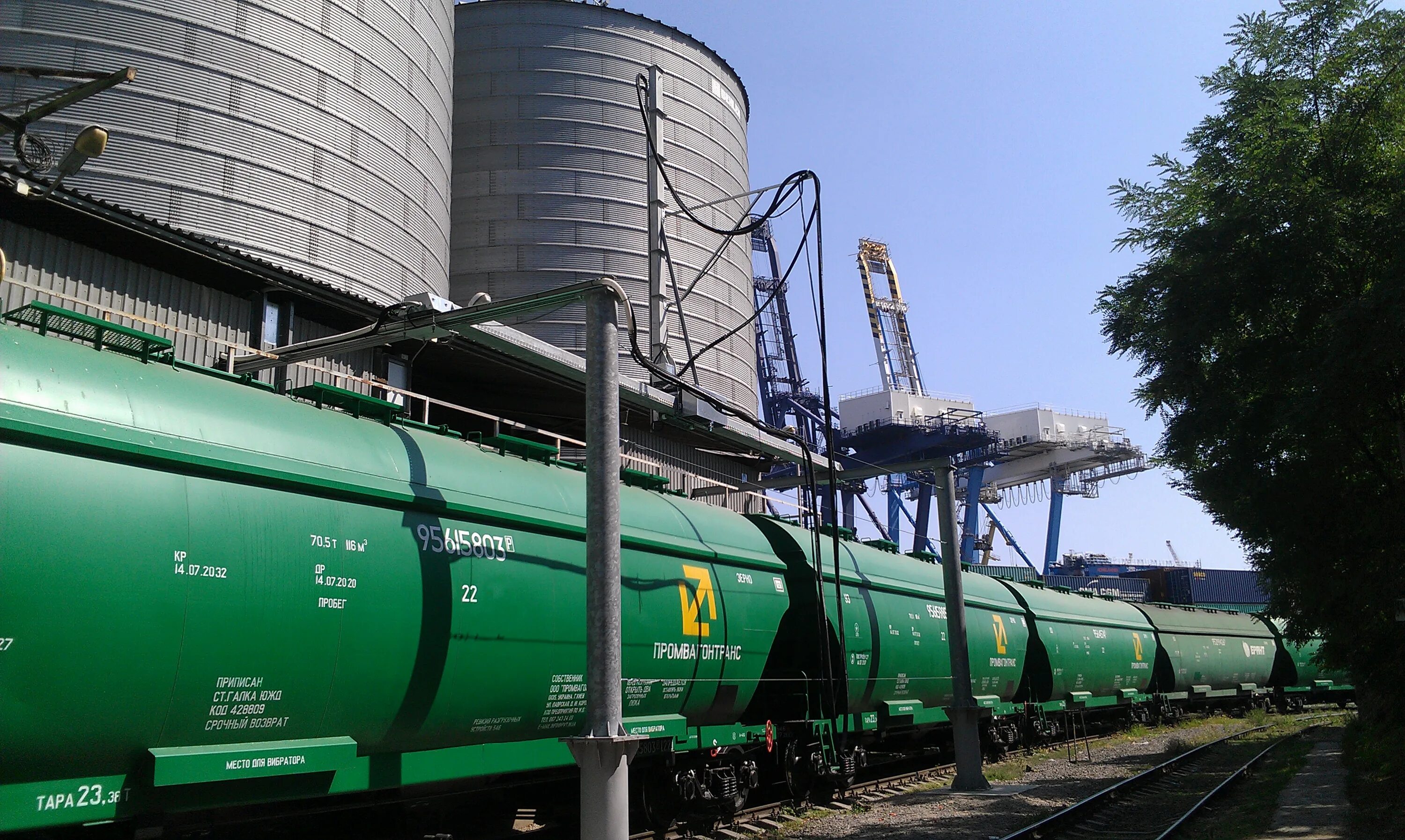 Эстакада автоналива нефтепродуктов. Налив нефтепродуктов в жд цистерны. Зерновоз цистерна. Загрузка цистерны. Страховочная система для жд полувагонов.