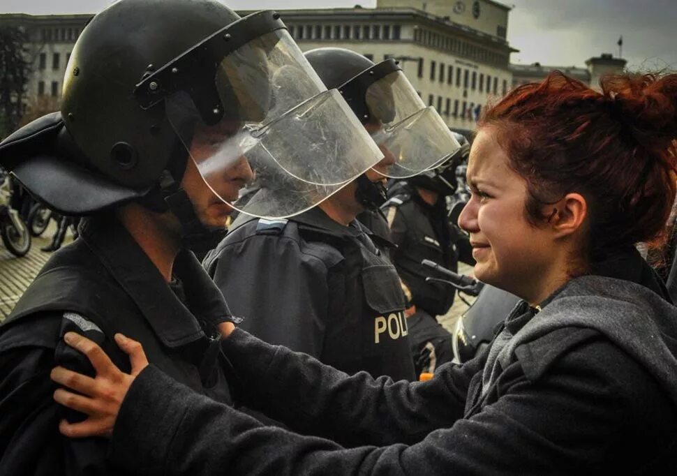 Сострадание к врагу. Джейн Роуз Кэсмир. Девушка против полиции. Полиция против митингующих арт.