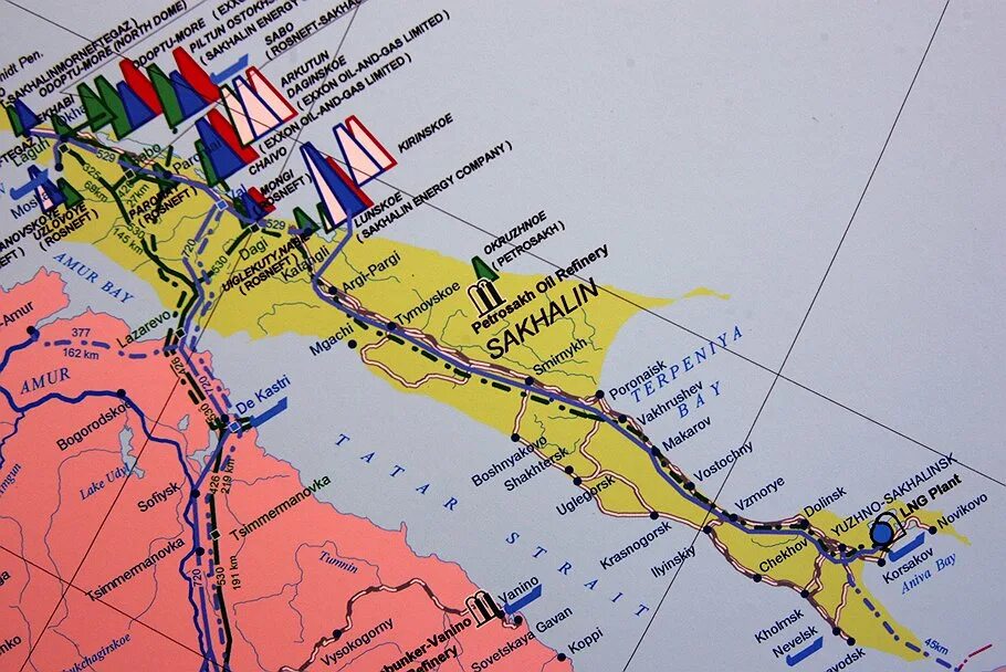 Самое короткое расстояние между сахалином и материком. Южно-Сахалинская железная дорога. Сахалинская железная дорога карта. ЖД мост Сахалин. Мост Сахалин-материк проект.
