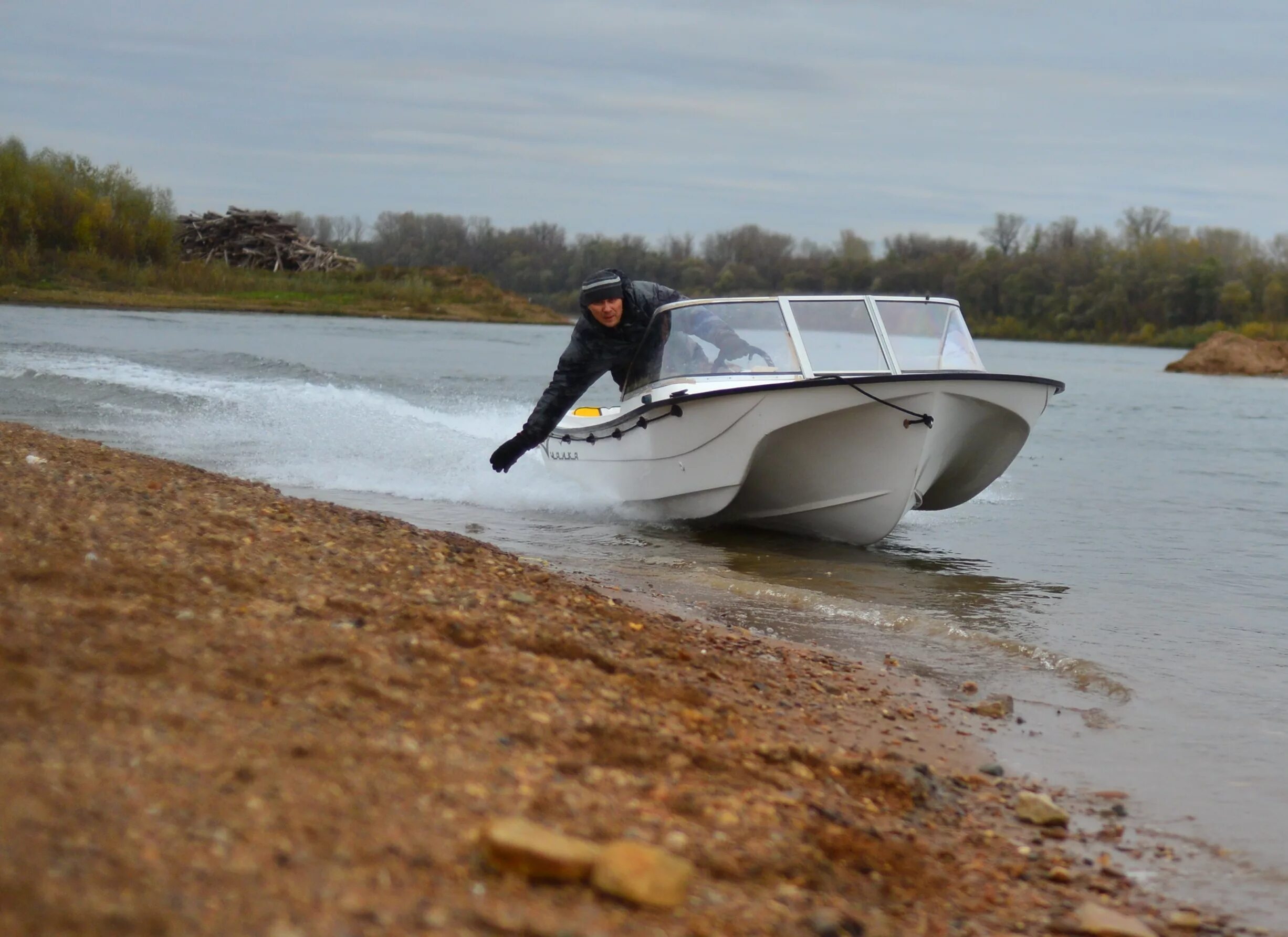 Водометный катер 7300. Катер кс водомет. Алюминиевая лодка плоскодонка. Лодка для мелководья с водометом. Катер алюминиевый росомаха r6000s.