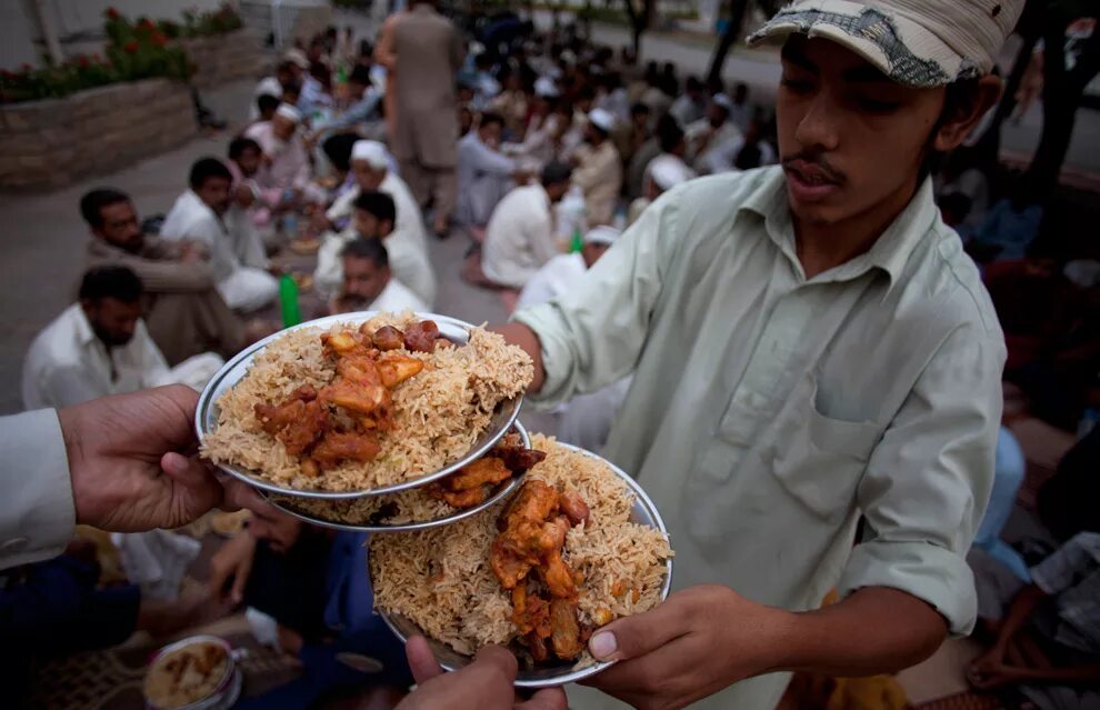 Что такое разговение в рамадан. Пища мусульман. Еда для разговения. Блюда Ислама. Еда в мечети.