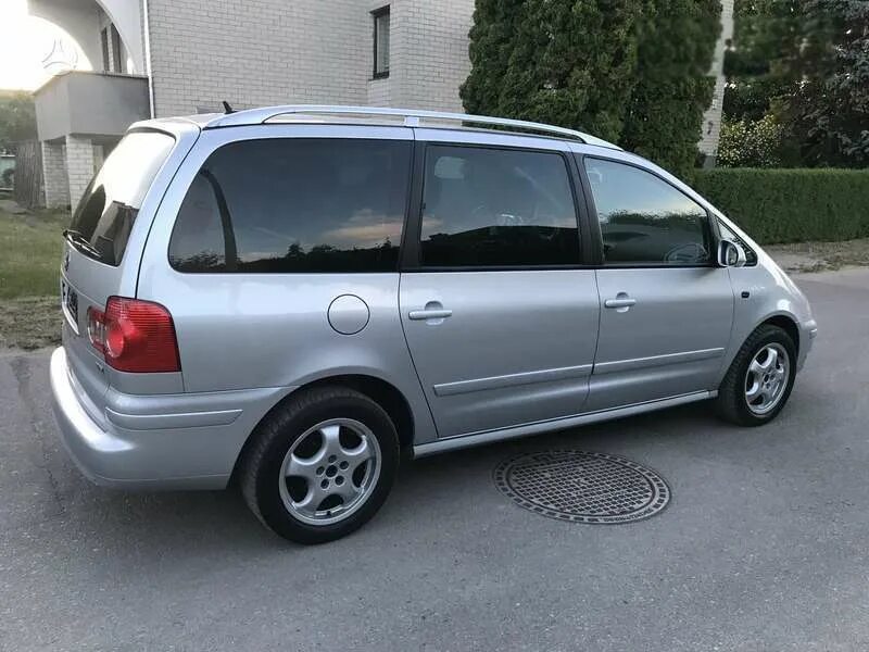 Volkswagen sharan года выпуска. Фольксваген Шаран 2005. Фольксваген Шаран 2007 года. Фольксваген Шаран серебристый. Серебристый Фольксваген Шаран минивэн.