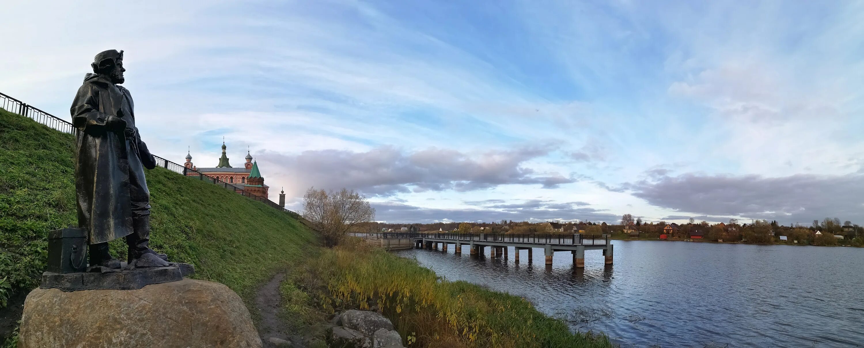 Памятник рыбаку в старой Ладоге. Старая Ладога фото. Памятник рыбаку и коту Старая Ладога. Памятник рыбаку в старой Ладоге фото. Погода в старой ладоге на неделю