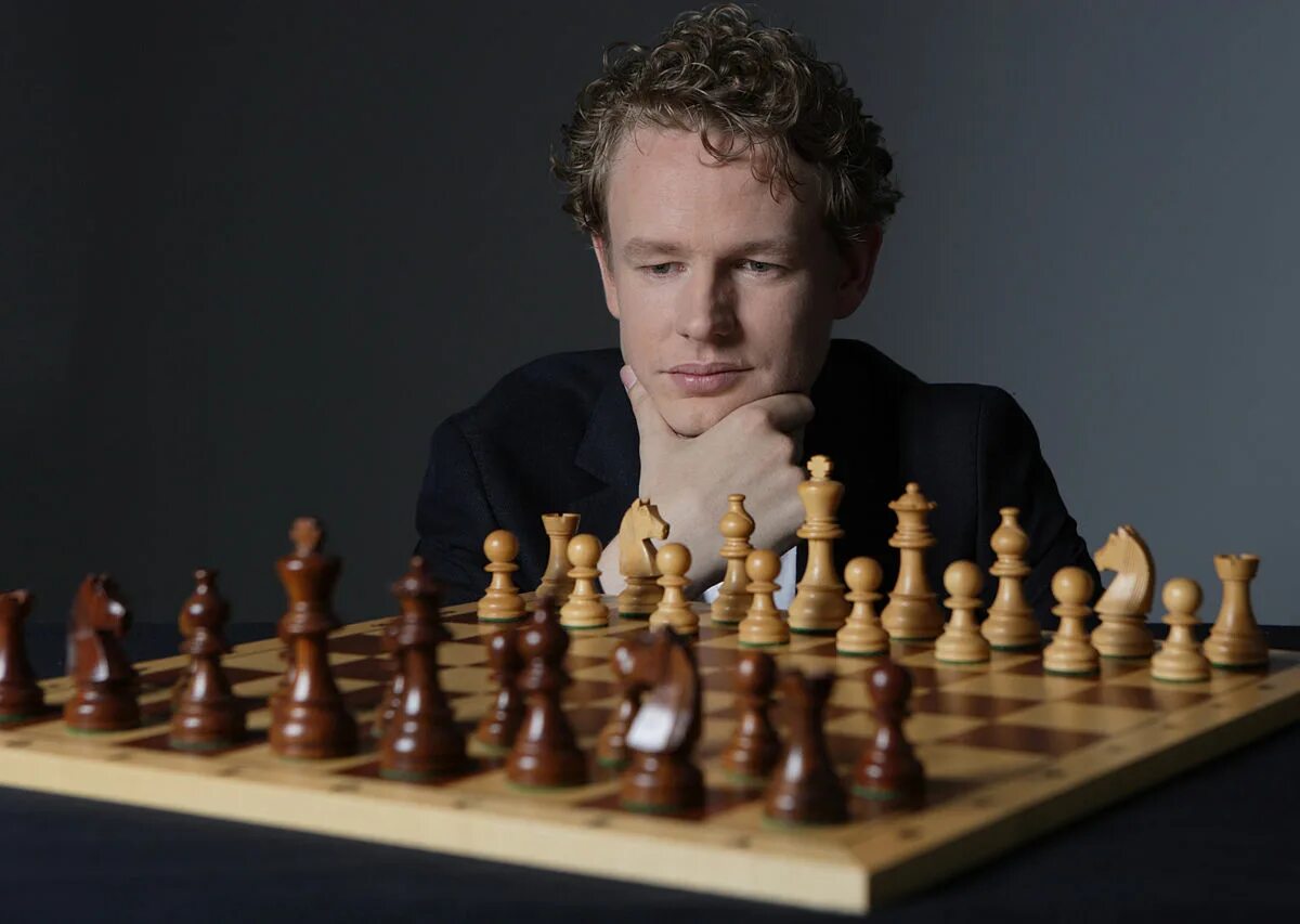 Playing chess learns