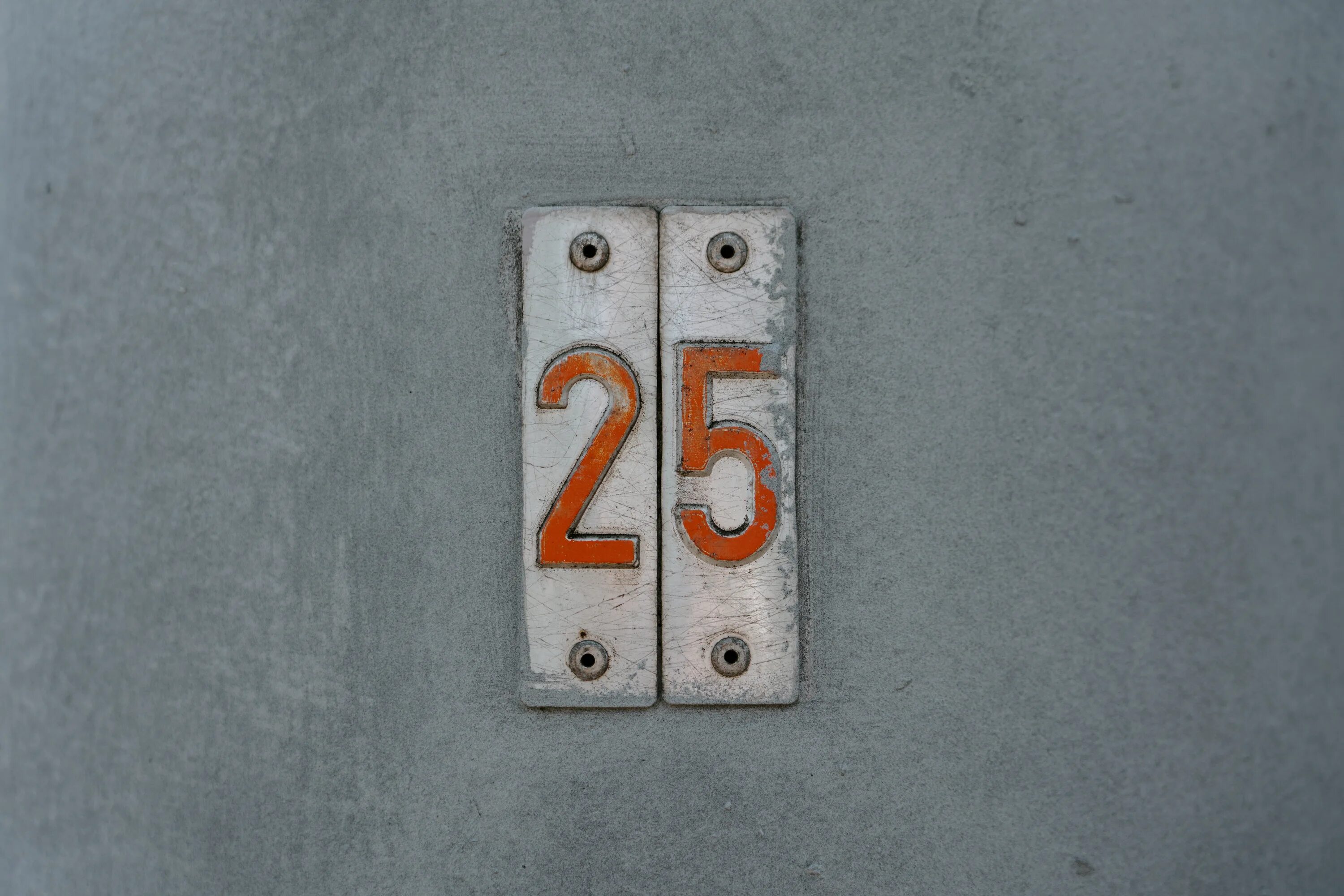 At least one number and symbol. Таблички с цифрами. Цифры на стене. Табличка 25. Табличка с цифрой 17.