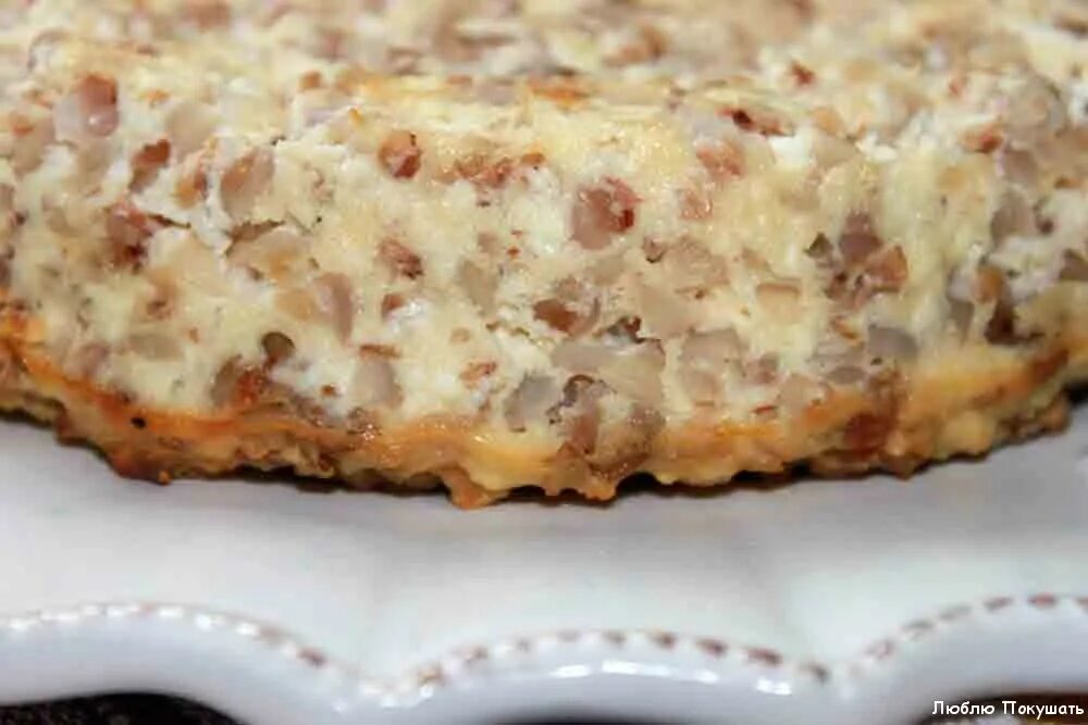 Крупеник из гречневой крупы с творогом. Крупеник с творогом из гречневой. Крупеник с творогом из гречневой. Крупеник из гречневой крупы с творогом. Крупеник из гречки с творогом.