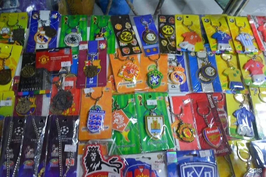 футбольная атрибутика реклама. полка для футбольных шарфов. футбольный магазин в москве. атрибут футбольной команды. футбольная атрибутика склад.