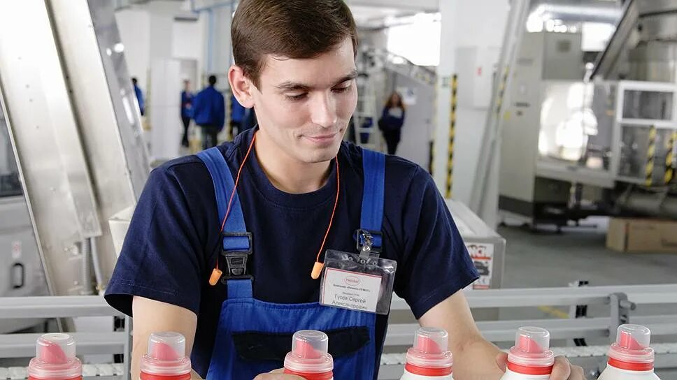 Работа на заводе в москве для мужчин. Сотрудник склада. Рабочий контроль в промышленности. Дорохово московская область завод lg. Вахта в москве.