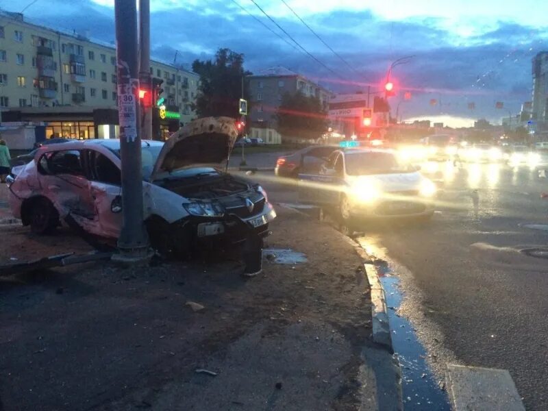 В иваново разбился. Иваново авария на Лежневской. ДТП на Лежневской сегодня. ДТП на Лежневской Иваново сегодня. ДТП Иваново вчера на Лежневской.