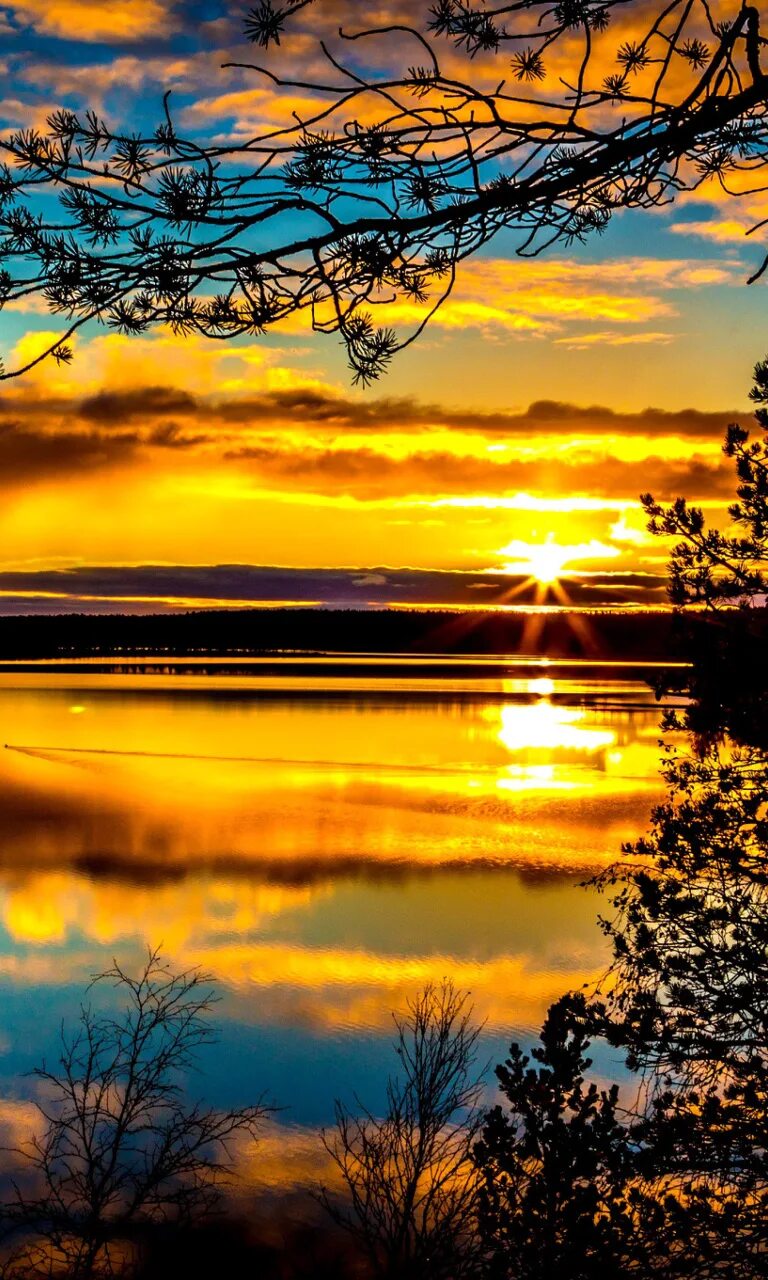 Sunrise телефон. На восходе солнца. Закат. Рассвет на море. Рассвет на море.